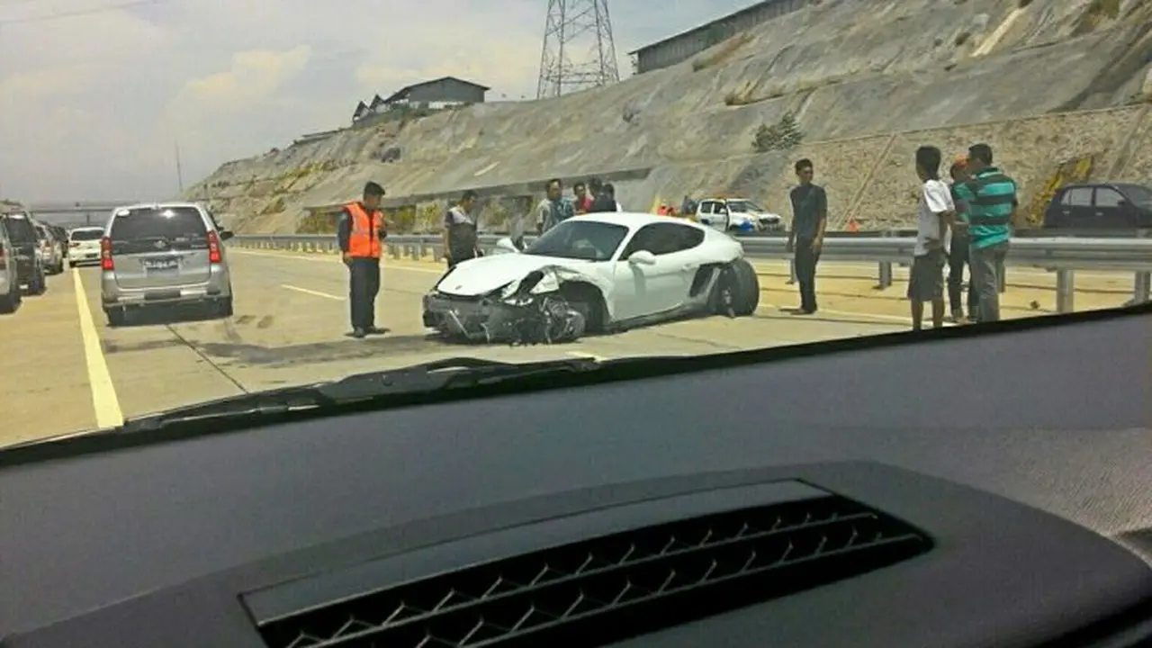 Ngebut di Tol Gempol, Porsche Cayman Babak Belur