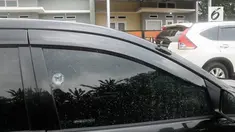 Mobil seorang ustazah ditembak orang tak dikenal di kawasan Sawangan, Depok. Pelaku sempat dikejar, namun tak membuahkan hasil.