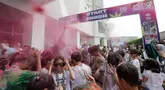 Anak-anak larut dalam keceriaan saat mengikuti lomba lari Kids Color Run di Pacific Garden, Alam Sutera, Tangerang, Minggu (9/6/2024). (Bola.com/M Iqbal Ichsan)