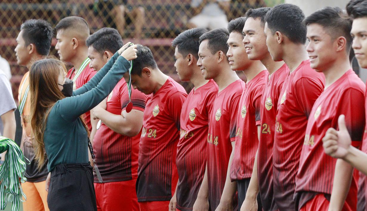 Perwkilan Bola.com dan Bola.net mengalungkan medali kepada para pemain Bhara FC. (Bola.com/M Iqbal Ichsan)