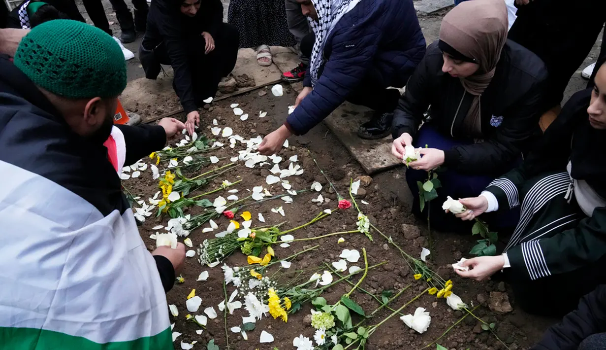 Wadea Al Fayoume dinyatakan meninggal dunia saat tiba di rumah sakit. Sementara ibunya mengalami beberapa luka tusuk, tetapi diperkirakan akan selamat. (AP Photo/Nam Y. Huh)
