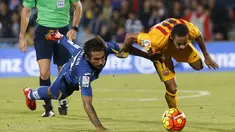 Pemain Barcelona Neymar (kanan) berebut bola dengan pemain Getafe Damian Suarez dalam lanjutan La Liga Spanyol di Stadion Coliseum Alfonso Perez,  Getafe, Madrid, Sabtu (31/10/2015) Barcelona menang 2-0. ( EPA/Juan Carlos Hidalgo)