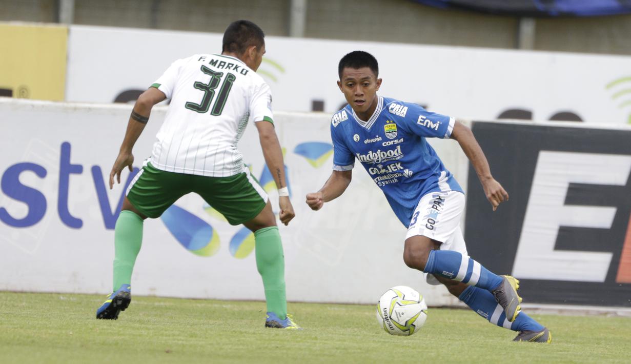 Gelandang Persib Bandung, Febri Hariyadi, berusaha melewati pemain Persiwa Wamena pada laga Piala Indonesia di Stadion Si Jalak Harupat, Bandung, Senin (11/2). Persib menang 7-0 atas Persiwa. (Bola.com/M Iqbal Ichsan)