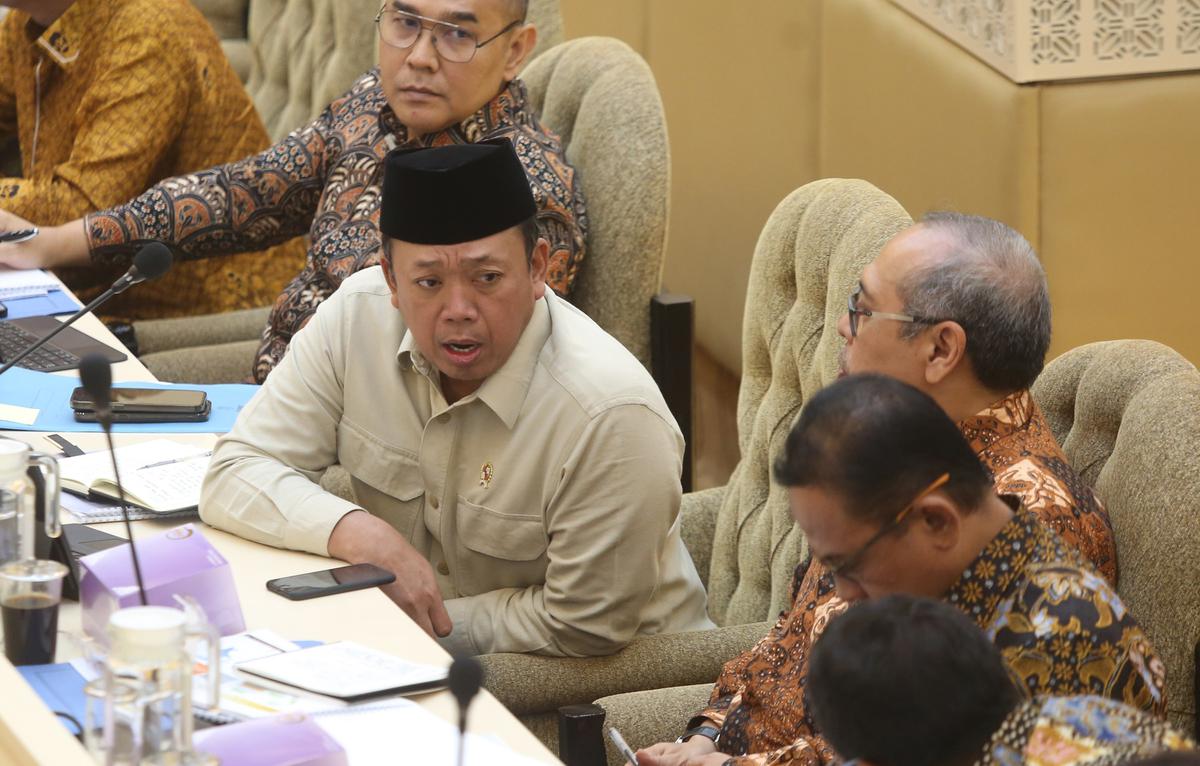 Menteri ATR Nusron Wahid rapat dengan Komisi II DPR terkait pagar laut
