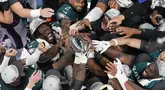 Pemain Philadelphia Eagles merayakan gelar NFL Super Bowl 59 setelah mengalahkan Kansas City di pertandingan terakhir di Caeses Superdome, New Orleans, Louisiana, Senin (10/02/2025). (Foto AP/David J. Phillip)