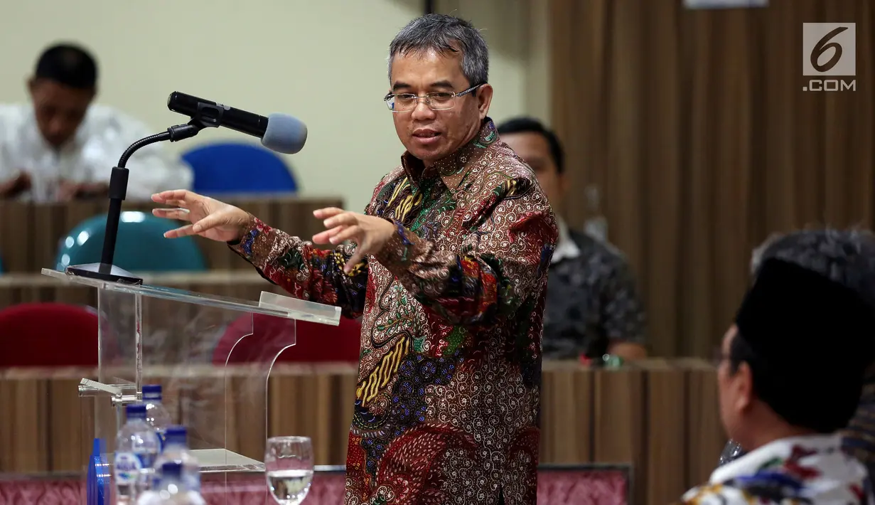 Kepala Pelaksana Unit Kerja Presiden Pembinaan Ideologi Pancasila (UKP-PIP) Yudi Latif memaparkan materi saat hadir dalam diskusi, di Jakarta, Rabu (13/12).  Diskusi tersebut membahas "Hubungan Islam dan Pancasila". (Liputan6.com/JohanTallo)