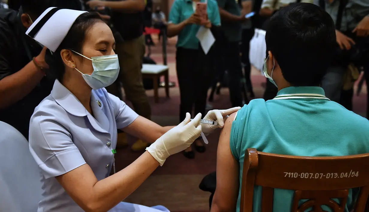 Seorang perawat menyuntikkan vaksin Covid-19 CoronaVac dari Sinovac di Institut Penyakit Menular Bamrasnaradura di Bangkok, Thailand, Minggu (28/2/2021). Tenaga medis dan relawan kesehatan menjadi golongan pertama yang menerima vaksin Covid-19 tersebut. (Lillian SUWANRUMPHA/AFP)