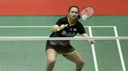 Ganda Campuran Indonesia, Melati Daeva Oktavianti, saat menghadapi pasangan Taiwan Lee Yang/Yang Ching Tun pada laga Indonesia Masters 2020 di Istora, Jakarta, Kamis (16/1). Praveen/Melati menang 20-22, 21-12 dan 21-12. (Bola.com/Yoppy Renato)