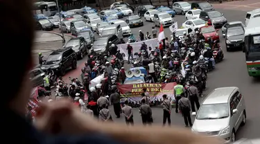 Massa dari Front Transportasi Jakarta (FrontJak) melakukan aksi unjuk rasa di Bundaran HI, Jakarta, Kamis (8/1/2015). (Liputan6.com/Faizal Fanani)