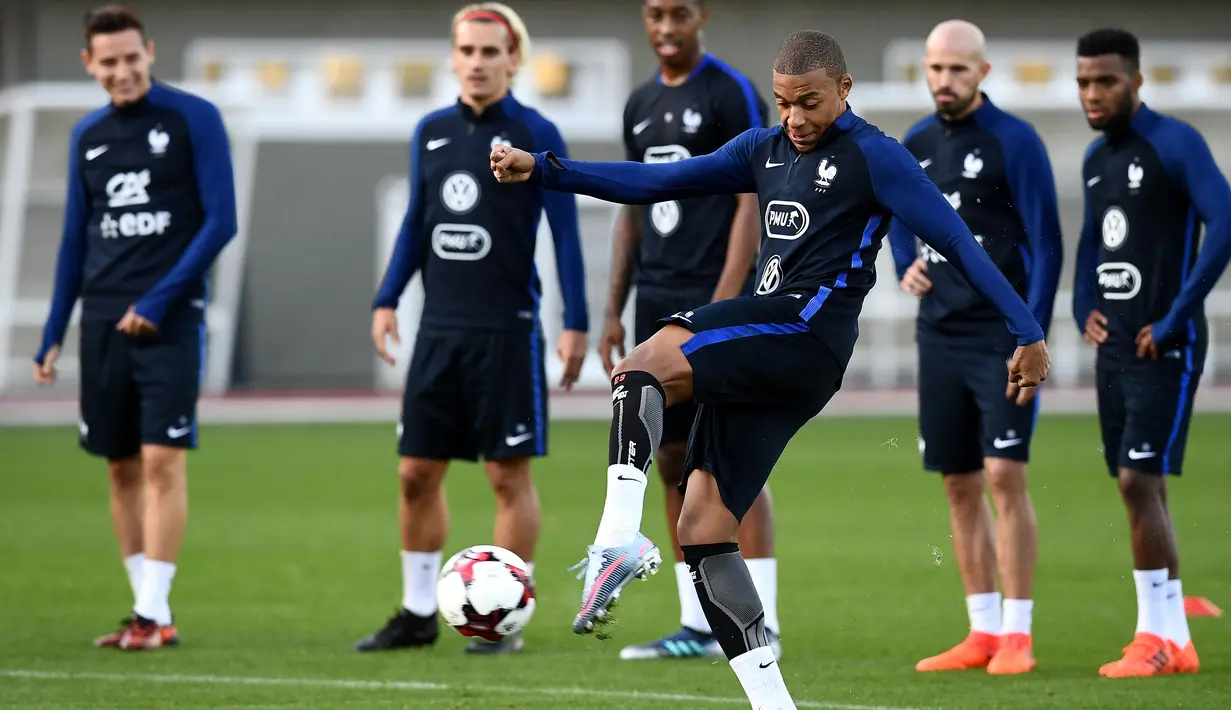 Aksi Kylian Mbappe melepaskan tembakan ke arah gawang saat sesi latihan di Clairefontaine-en-Yvelines, (3/10/2017). Prancis melakukan persiapan jelang melawan Bulgaria pada Kualifikasi Piala Dunia 2018. (AFP/Franck Fife)