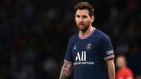 Lionel Messi telah menjadi pencetak gol paling produktif, namun belum terlihat di klub barunya, PSG. Mauricio Pochettino memiliki masalah di PSG jika Messi, Neymar, dan Mbappe dimainkan secara bersamaan. Mereka bisa dikatakan 'menumpang' saat tim menerapkan strategi bertahan. (AFP/Franck Fife)