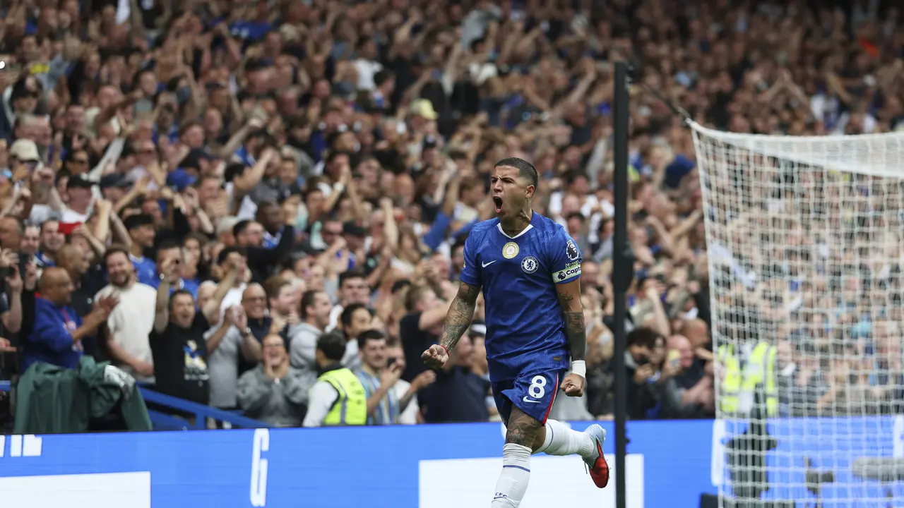 Gelandang Chelsea Enzo Fernandez merayakan golnya ke gawang Fulham di pekan ketiga Premier League 2025/2026 di Stamford Bridge, Sabtu (30/08/2025) malam WIB. (AP Photo/Ian Walton)