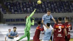 Kiper AS Roma Pau Lopez (kiri tengah) memainkan bola di depan pemain Lazio, Sergej Milinkovic-Savic dalam pekan ke-18 Liga Italia di Stadion Olimpiade Roma, Sabtu (16/1/2021) dini hari WIB. AS Roma dibantai 0-3 oleh Lazio dalam laga bertajuk Derby della Capitale. (AP Photo/Andrew Medichini)