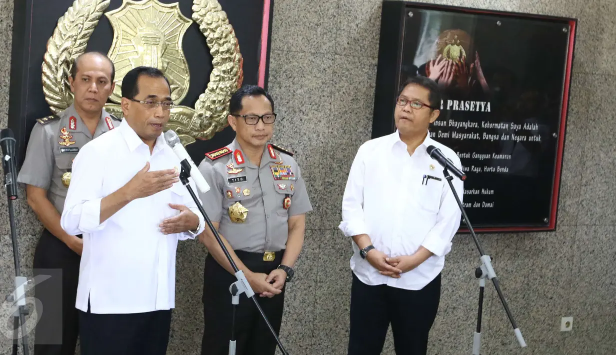 Menhub Budi Karya Sumadi, Kapolri Jenderal Tito Karnavian dan Menkominfo Rudiantara memberikan keterangan usai sosialisasi melalui video conference soal tarif taksi online dengan sejumlah Pemda, di Mabes Polri, Selasa (21/3). (Liputan6.com/Helmi Afandi)
