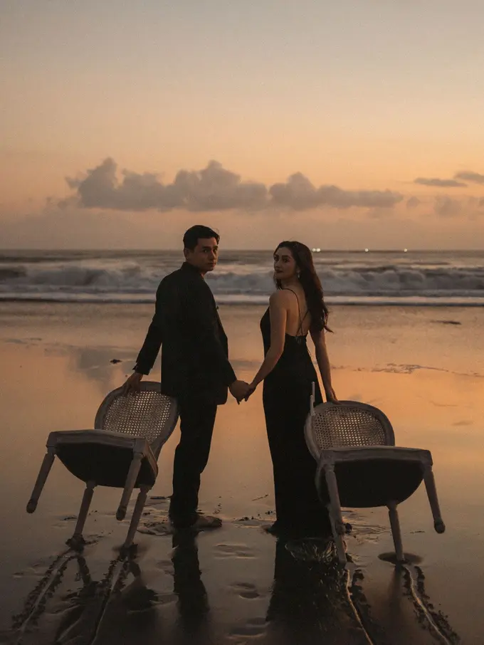 Pernikahan Semakin Dekat, Gaya Serasi Serba Hitam Ranty Maria dan Rayn Wijaya di Prewedding Shoot Pantai