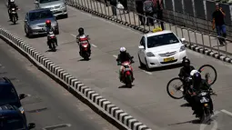 Pemprov DKI Jakarta berencana memperluas area pelarangan sepeda motor melintas hingga Bundaran Senayan, Jakarta, Jumat (9/1/2015). (Liputan6.com/Johan Tallo)