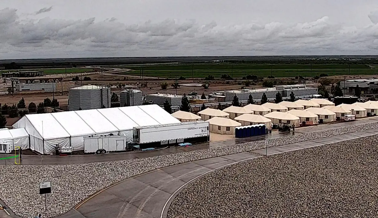 Foto tanpa tanggal menunjukkan tenda-tenda untuk menampung anak-anak imigran gelap yang terpisah dari orang tuanya di bawah kebijakan “tanpa toleransi” Presiden Donald Trump di Tornillo, Texas. (HHS' Administration for Children and Families via AP)