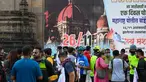 Orang-orang berkumpul di dekat Gerbang India untuk memberikan penghormatan kepada para korban serangan teroris 2008 pada peringatan 13 tahun di Mumbai (26/11/2021). Dalam peringatan itu mereka akan menggelar doa, peletakan karangan bunga, dan melakukan aksi damai. (AFP/Punit Paranjpe)