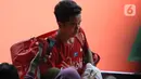 Pebulutangkis Indonesia, Anthony Sinisuka Ginting disapa penggemarnya usai laga babak kedua tunggal putra Indonesia Masters 2020 melawan Tommy Sugiarto di Istora GBK, Jakarta, Kamis (16/1/2020). Anthony Sinisuka Ginting unggul 21-16 21-15. (Liputan6.com/Helmi Fithriansyah)