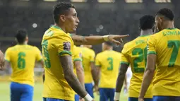 Tampil menekan sejak kick off, Brasil sudah mencetak gol di menit ke-2 melalui Raphinha. Namun melalui tinjauan VAR, gol dianulir akibat sang pemain terindikasi handball sebelum gol terjadi. (AP/Andre Penner)