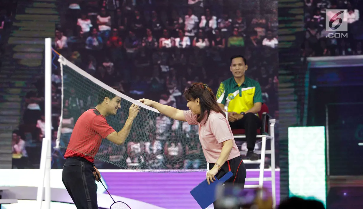 Artis Ricky Harun mengambil kok dari legenda bulutangkis Indonesia, Susi Susanti, saat bertanding di Konser Energi Asian Games 2018 di Studio 6 Indosiar, Jakarta, Kamis (8/3). (Liputan6.com/Faizal Fanani)