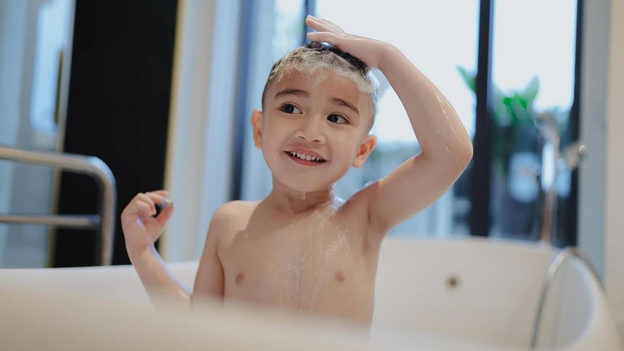 Potret Rayyanza Mandi di Bathtub Saat Liburan, Netizen Heboh: Masih Kecil Tapi Gantengnya Kelewatan