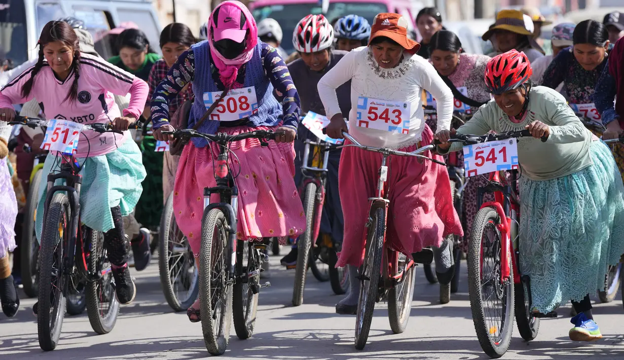 Hanya Cholita atau sebutan yang mengacu pada perempuan pribumi Bolivia yang diizinkan untuk ikut serta. (AP Photo/Juan Karita)