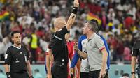 Wasit Anthony Taylor memberikan kartu merah kepada pelatih Korea Selatan Paulo Bento setelah pertandingan Grup H Piala DUnia 2022 melawan Ghana di&nbsp;Stadion Education City, Al Rayyan, Qatar, Senin, 28 November 2022. (AP Photo /Lee Jin-man)