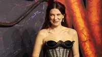 Millie Bobby Brown Pakai Gaun Korset Terinspirasi Pakaian Dalam ke Gala Premiere Stranger Things Season 5