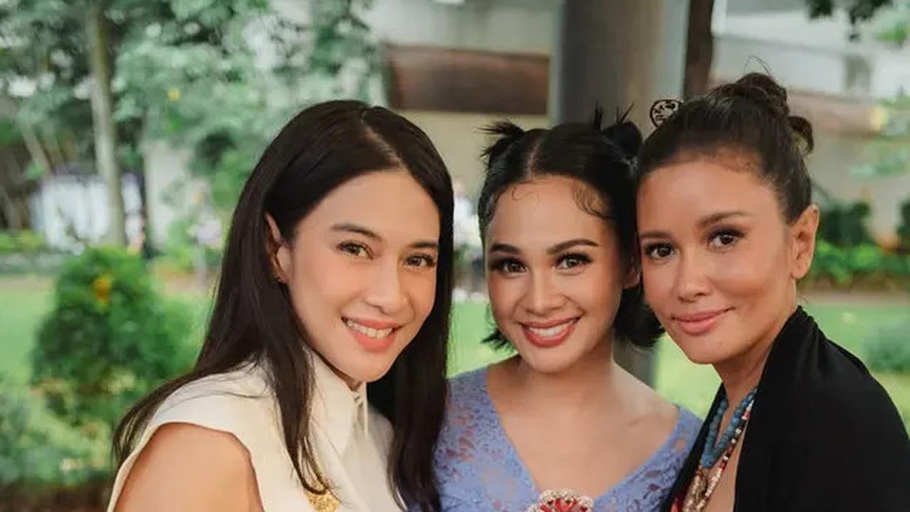 5 Foto Detail Kebaya Dian Sastrowardoyo, Tampil Simpel tapi Memikat di Hari Kebaya Nasional 2025