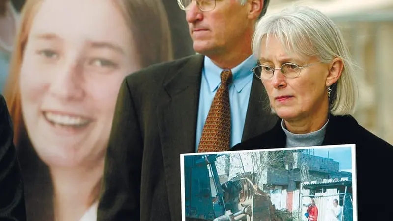 Sang ibu membawa potret Rachel Corrie, aktivis AS yang tewas dilindas buldoser Israel