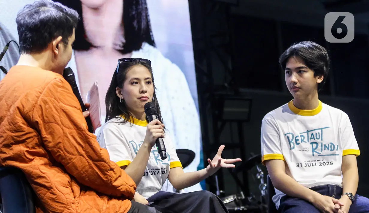 Dua bintang muda yang tengah naik daun, Adhisty Zara dan Ari Irham tampil dalam sesi meet and greet film Bertaut Rindu yang siap tayang 31 Juli mendatang. (Liputan6.com/Herman Zakharia)