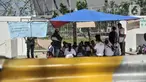 Warga bertahan di tenda pengungsian saat berunjuk rasa di depan gerbang Kampung Susun Bayam, Jakarta Utara, Senin (21/11/2022). Aksi tersebut dilakukan untuk menagih janji PT Jakpro dan Pemprov DKI Jakarta agar warga bisa segera menempati Kampung Susun Bayam secepatnya. (merdeka.com/Iqbal S. Nugroho)