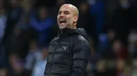 Pelatih Manchester City, Pep Guardiola, memberikan arahan kepada anak asuhnya saat melawan Hoffenheim pada laga Liga Champions di Stadion Etihad, Rabu (12/12). Manchester City menang 2-1 atas Hoffenheim. (AP/Dave Thompson)