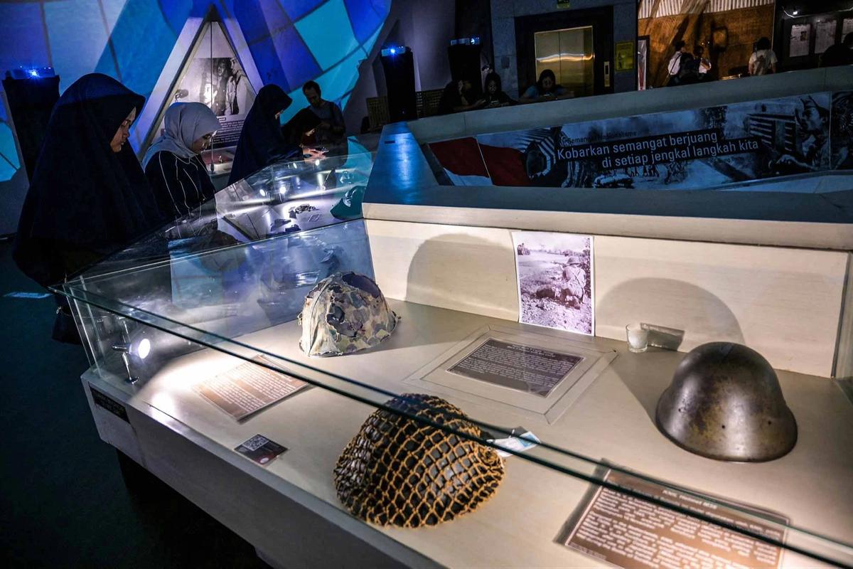 FOTO: Keseruan Pengunjung Menjelajah Malam di Museum 10 November