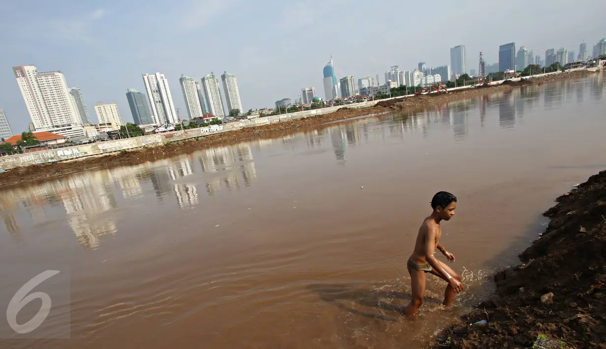 Seorang bocah menepi usai berenang di Kanal Banjir Barat, Jakarta, Kamis (26/11/2015). Dalamnya kali tidak menjadi penghalang bagi anak-anak tersebut untuk tetap bermain, meskipun berbahaya bagi keselamatan mereka. (Liputan6.com/Immanuel Antonius)