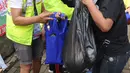 Aktivis lingkungan membagikan kantong belanja nonplastik di Sempur, Bogor, Minggu (25/11). Wali Kota Bogor Bima Arya mengeluarkan Perwali tentang Pengurangan Penggunaan Kantong Plastik di Pusat Perbelanjaan dan Toko Modern. (Merdeka.com/Arie Basuki)