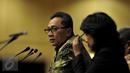 Ketua MPR Zulkifli Hasan (kiri) dan Ketua Dewan Pembina Kontras Suciwati saat kegiatan Sosialisasi Empat Pilar di Gedung Nusantara V DPR RI, Jakarta, Jumat (13/11). Acara ini dihadiri Kontras dan keluarga korban pelanggaran HAM. (Liputan6.com/Johan Tallo)