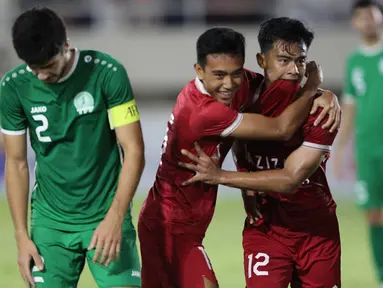 Pemain Timnas Indonesia U-23, Pratama Arhan (dua kanan) melakukan selebrasi setelah mencetak gol kedua ke gawang Timnas Turkmenistan U-23 dalam pertandingan grup K Kualifikasi Piala Asia U-23 2024 yang berlangsung di Stadion Manahan, Solo, Selasa (12/9/2023). Arhan mencetak gol pada menit 90+2 setelah memanfaatkan umpan manis dari Muhammad Rayhan Hannan. (Bola.com/Arief Bagus)