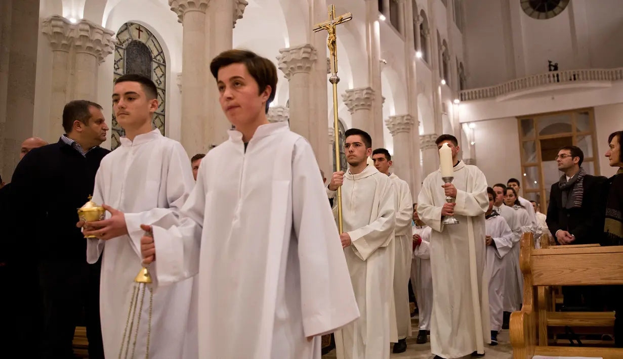 Umat Kristen Kosovo menghadiri malam natal Natal di Gereja Katedral St. Ibu Teresa di ibukota Kosovo, Pristina (24/12). (AP Photo / Visar Kryeziu)