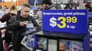 Pelanggan melihat-lihat kaset film ketika berbelanja di toko Best Buy Inc. saat acara penjualan Black Friday di Chicago, Illinois, Kamis (28/11/2019). Selama Black Friday, warga Amerika merayakan tradisi dengan belanja dan berburu diskon-besaran. (Kamil Krzaczynski/Getty Images/AFP)