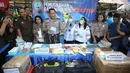 Kepala Badan Narkotika Nasional (BNN) Komjen Pol Budi Waseso menunjukan barang bukti narkotika sebelum dimusnahkan di Gedung BNN, Jakarta, Selasa (22/8). (Liputan6.com/Immanuel Antonius)