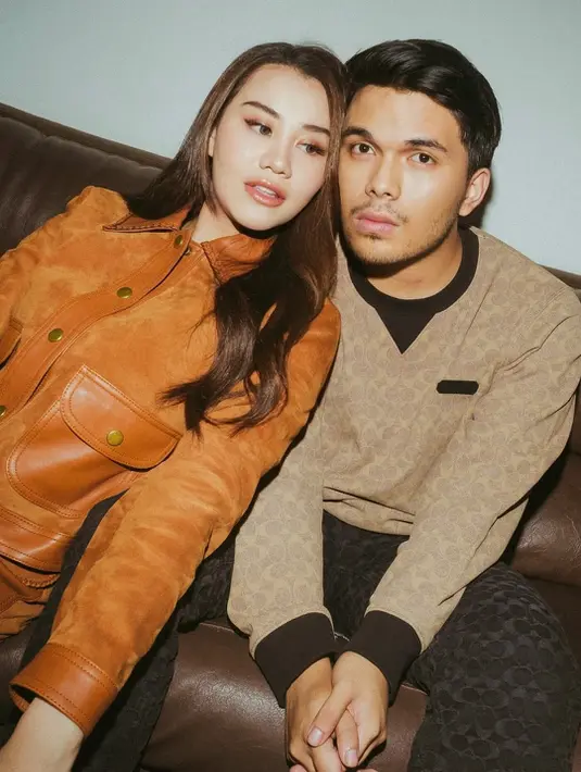 Bersandar di bahu Thariq, Aaliyah Massaid kenakan jaket kulit warna cokelat. Sementara Thariq tampil santai dengan sweater dual tone bernuansa cokelat [@aaliyah.massaid]