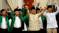 Ketua Umum PPP hasil Muktamar Jakarta, Humphrey Djemat, Capres Prabowo Subianto dan jajaran Pengurus PPP saat deklarasi dukungan capres-cawapres nomor urut 02, Prabowo-Sandiaga di Rumah Kertanegara, Jakarta, Rabu (28/11). (Liputan6.com/Johan Tallo)