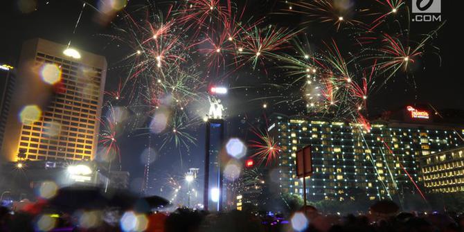 VIDEO: Gerimis, Pesta Kembang Api di Jakarta Tetap Meriah