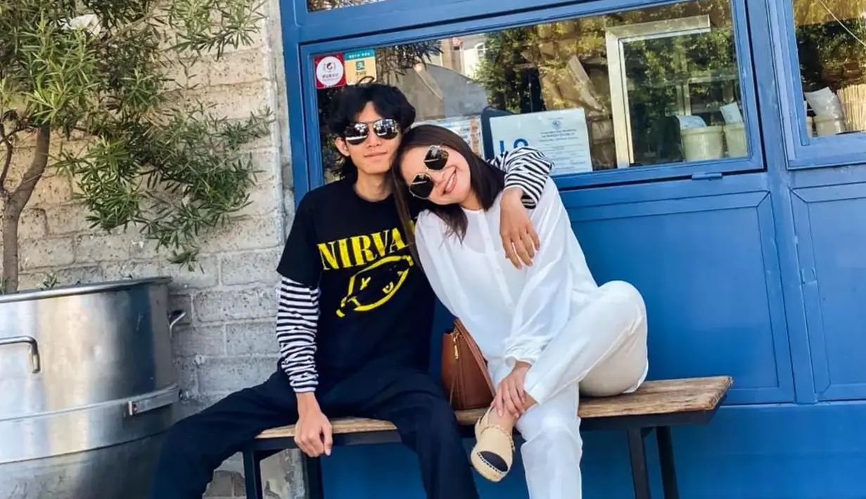 <p>Nah, coba cek potret Rossa yang satu ini. Sang anak terlihat seperti berfoto dengan teman sebayanya ya! (FOTO: instagram.com/itsrossa910/)</p>