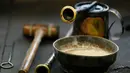 Alat - alat dan bahan yang digunakan untuk membuat lonceng olimpiade di La Chaux - de - Fonds , Swiss, (21/1). 21 lonceng dibuat untuk pelaksanaan Olimpiade di Brasil tersebut. (REUTERS / Denis Balibouse)