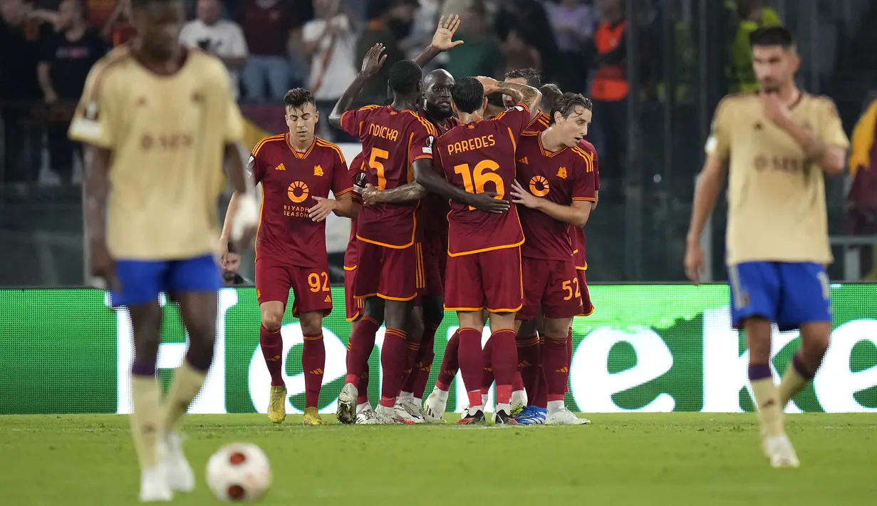 Pemain AS Roma, Romelu Lukaku (kanan) membayangi pemain Servette, Bradley Mazikou pada laga Grup G Liga Europa 2023/2024 di Olympic Stadium, Roma, Italia, Jumat (6/10/2023) dini hari WIB. Gol Lukaku menjadi keran gol kemenangan besar 4-0 AS Roma atas Servette. (AP Photo/Alessandra Tarantino)