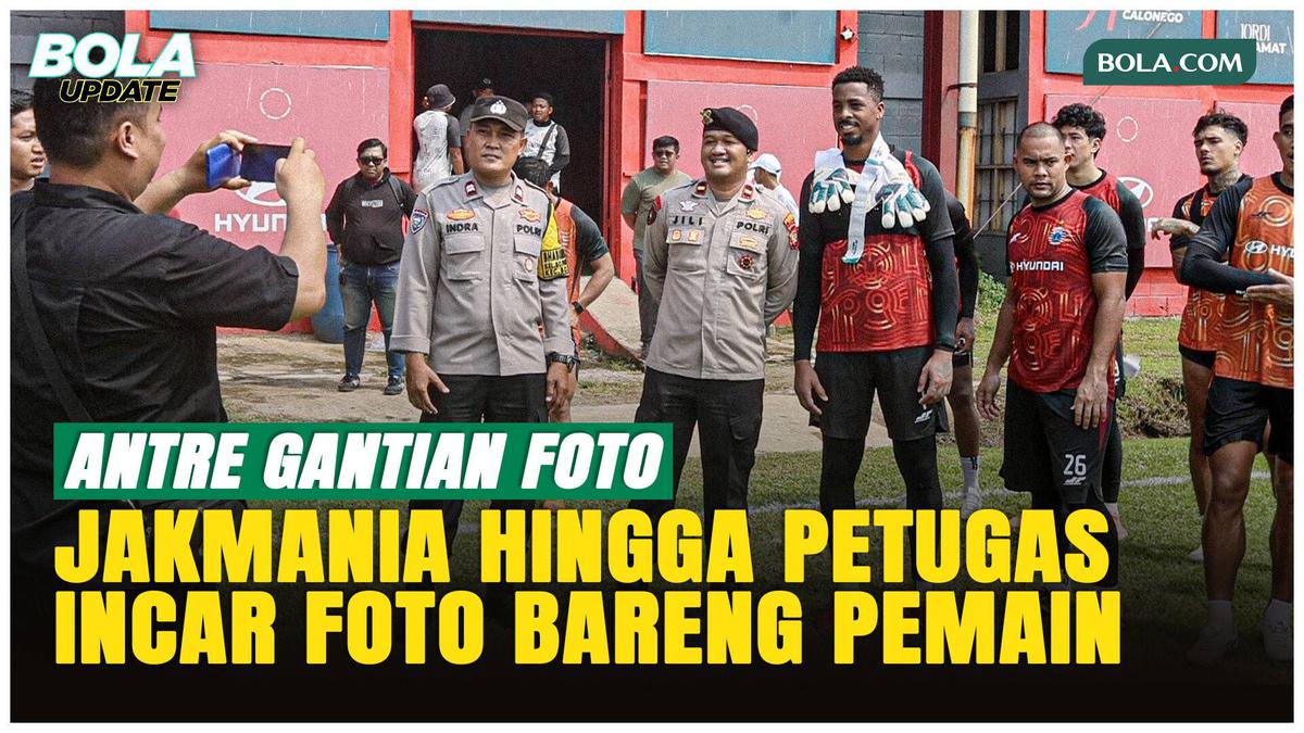 Momen Jakmania dan Polisi Foto Bareng Pemain Persija Jelang Lawan Persib