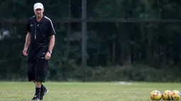 Pelatih Timnas Indonesia, Alfred Riedl, memantau latihan di Lapangan SPH Sentul, Jawa Barat, Kamis (1/12/2016). Timnas akan menghadapi Vietnam pada babak semifinal Piala AFF. (Bola.com/Vitalis Yogi Trisna)